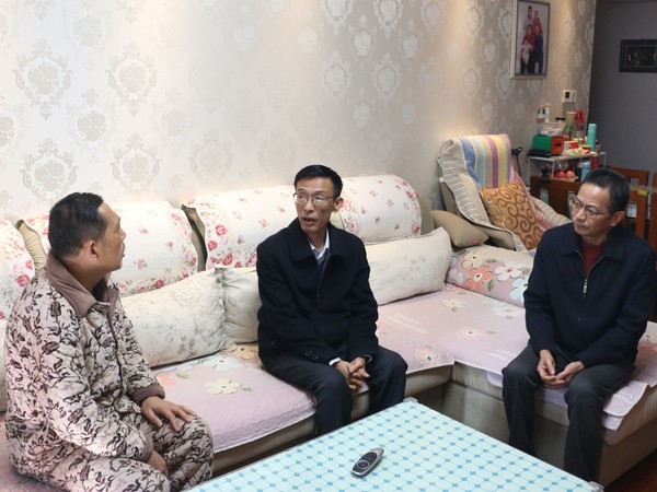 胡郡慰问退休职工1.jpg