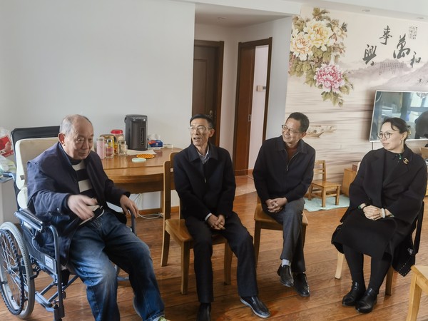 胡郡慰问退职工2.jpg